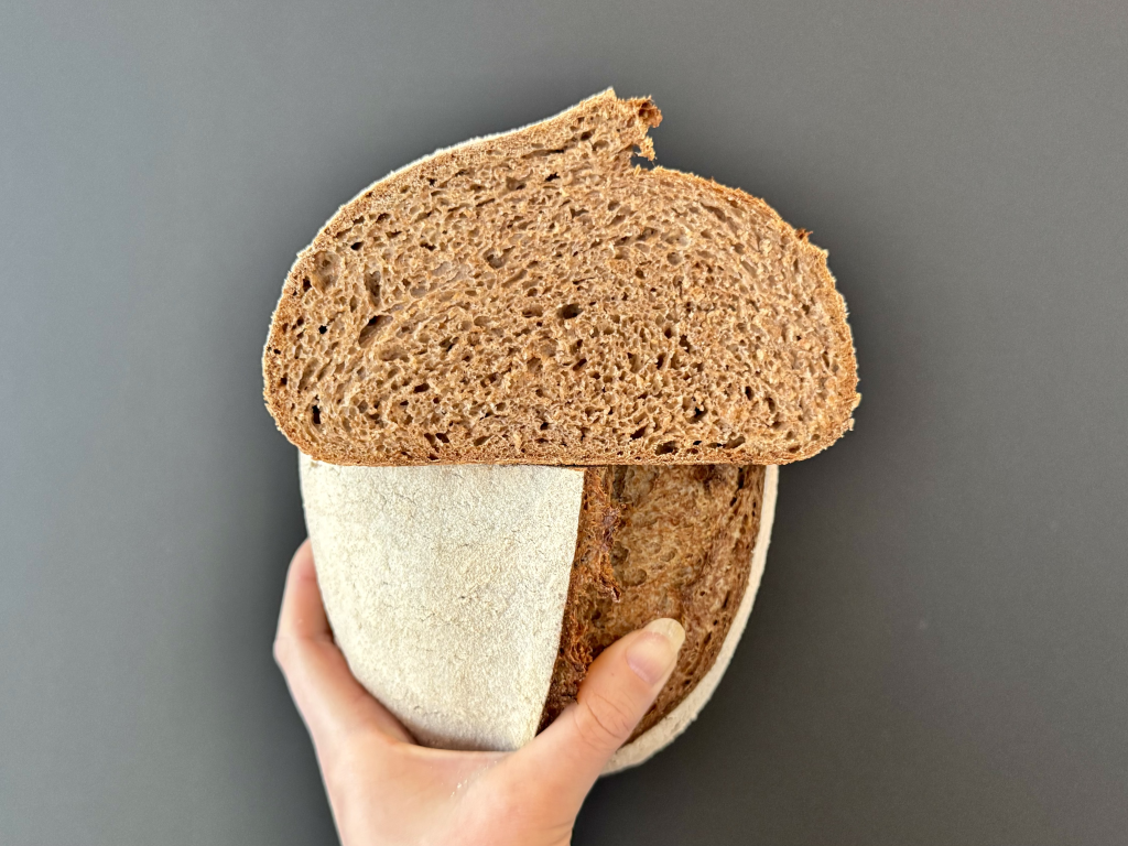 Met dit simpele uitgebreide beginners recept maak je een heerlijk gezond volkoren zuurdesembrood met een diepe smaak en een zacht kruim. Perfect voor door de weeks. Veel bakplezier!