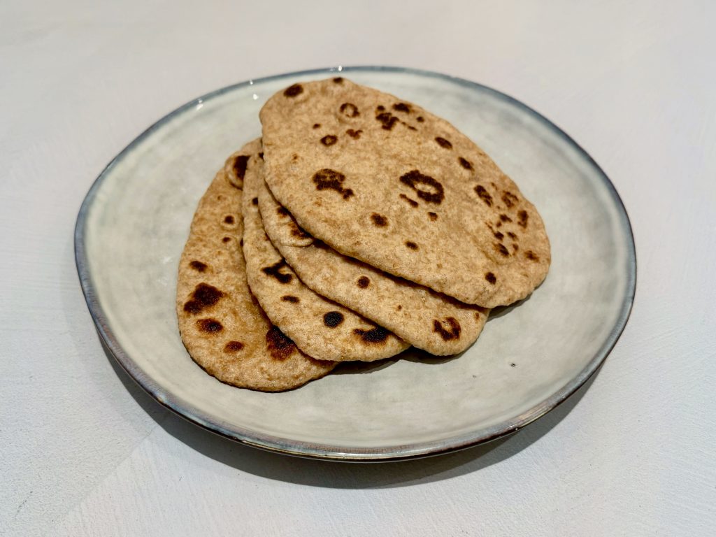 Volkoren zuurdesem naan brood met zuurdesemstarter of discard