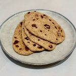 Volkoren zuurdesem naan brood met zuurdesemstarter of discard