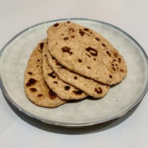 Volkoren zuurdesem naan brood met zuurdesemstarter of discard