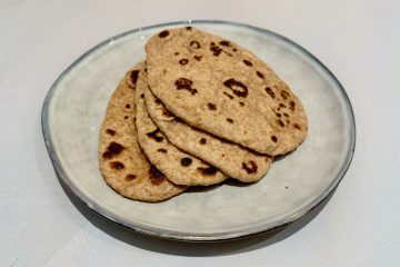 Volkoren zuurdesem naan brood met zuurdesemstarter of discard