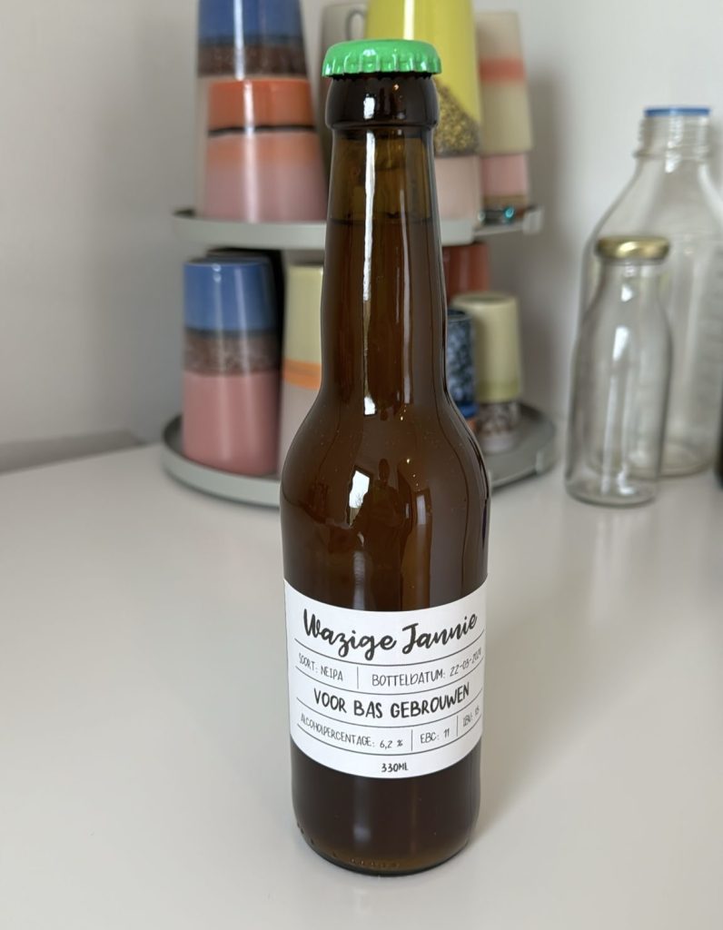 Deze New England IPA is een heerlijk, fruitig en sappig bier, perfect voor liefhebbers van een licht bittere maar vooral aromatische IPA. Het unieke karakter van dit bier komt door het koudhoppen met Amarillo, Citra, Mosaic en Simcoe, wat zorgt voor een explosie van tropische en citrusachtige aroma’s. Met dit recept brouw je jouw eigen verfrissende NEIPA!
