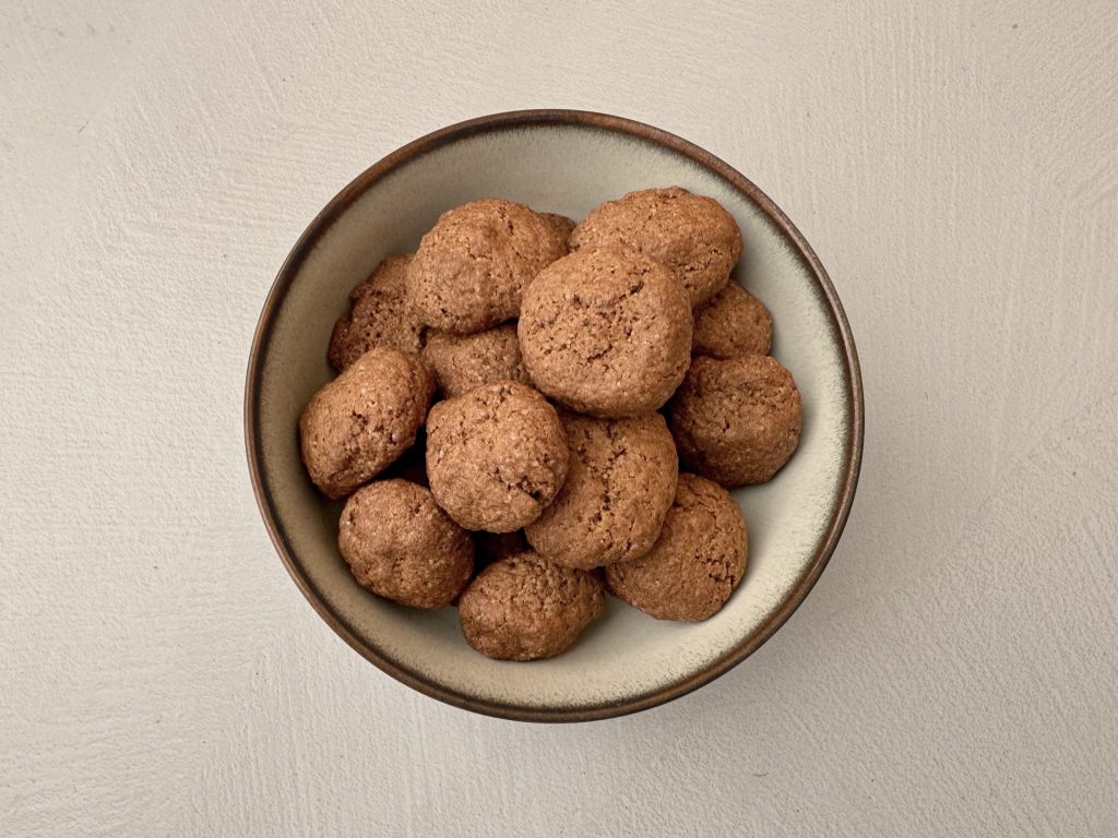 Maak knapperige en smaakvolle kruidnoten met een unieke twist dankzij desem. Dit eenvoudige recept combineert warme specerijen met een subtiele diepte van smaak. Perfect voor Sinterklaas en een heerlijke manier om desemoverschot te gebruiken!