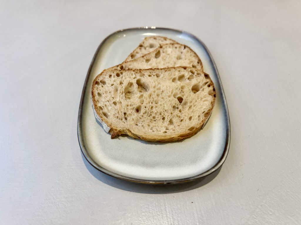 De Aliquot-methode is een slimme techniek om de bulkfermentatie van zuurdesemdeeg nauwkeurig te volgen door een klein sample apart te laten rijzen in een transparant potje. Dit recept legt stap voor stap uit hoe je met deze methode een perfect gerezen wit desembrood maakt, van het mengen van de ingrediënten tot het bakken. Met handige tips voor technieken zoals stretch & folds en een koude rijs garandeert dit recept een luchtig brood met een knapperige korst.