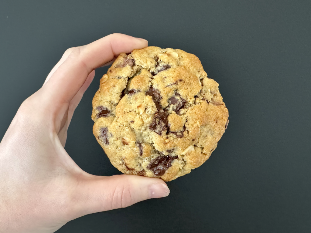 Deze dikke New York style Ferrero Rocher Chocolate Chip Cookies zijn precies zoals ze eruitzien: een knapperige buitenkant, een chewy binnenkant, en gevuld met de Ferrero Rocher luxe hazelnootchocolade waar iedereen dol op is. Haal je mixer tevoorschijn, doe je boodschappen en bak deze koekjes – ze zijn echt een must-try!