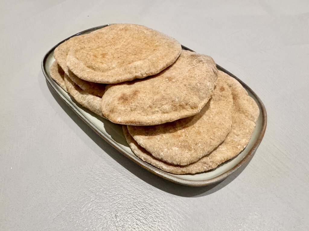 Deze heerlijke voedzame volkoren pitabroodjes met zuurdesem discard zijn makkelijk te maken en geven een extra twist aan een klassiek broodje. Perfect voor shoarma, hummus, of je favoriete beleg!