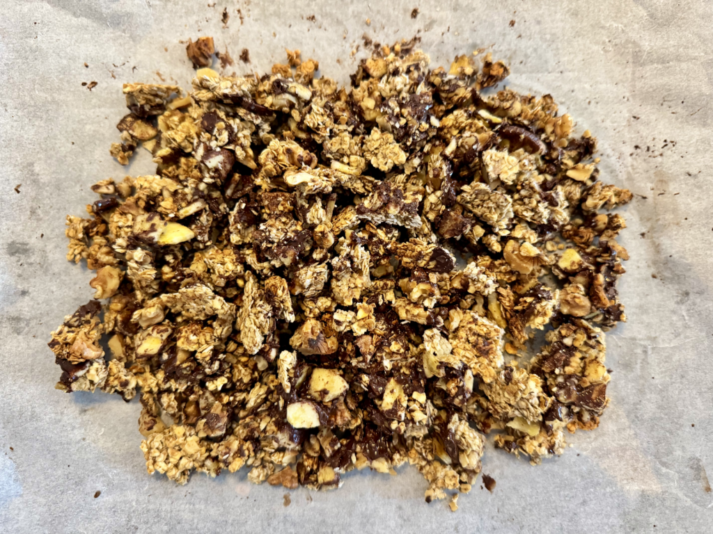 Chunky Monkey Granola met desem is een voedzaam en knapperig recept met een verrassende combinatie van zuurdesem, bananenchips, pure chocolade en walnoten. Door zuurdesem toe te voegen, krijgt de granola niet alleen een diepere smaak, maar wordt hij ook beter verteerbaar. Dit eenvoudige recept is binnen een half uur klaar en biedt een heerlijke, huisgemaakte optie voor ontbijt of snack.