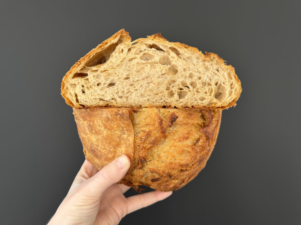 Dit croissant zuurdesembrood combineert de rijke, boterachtige smaak van croissants met de diepe aroma’s en textuur van zuurdesem. Door de lamineringstechniek ontstaat een luchtig, gelaagd brood met een knapperige korst. Perfect als luxe ontbijtbrood of bij een feestelijke brunch.
