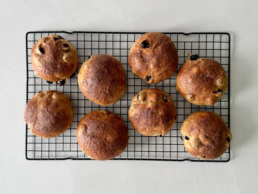 Deze volkoren rozijnenbollen zijn zacht, smaakvol en ideaal om zuurdesem discard in te verwerken. Het volkorenmeel maakt ze voedzaam, terwijl de melk, boter en ei zorgen voor een rijke, zachte textuur. Door de discard blijven ze langer mals én krijgen ze een subtiele, complexe smaak. Perfect voor bij het ontbijt of als zoete traktatie en ook nog eens zero waste!