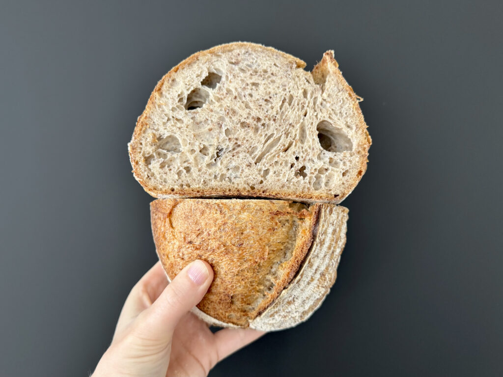 Simone’s Country Loaf is een smaakvol, ambachtelijk zuurdesembrood met een luchtige kruim en heerlijke korst. Door een lange, koele rijping ontwikkelt het een milde en volle smaak. Het proces vraagt aandacht maar is goed te volgen, ook voor thuisbakkers. Dit recept levert twee broden van 600 gram met een heerlijke, natuurlijke smaak.