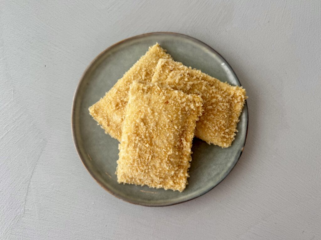 Deze kaassoufflé is een volledig zelfgemaakt gerecht met bladerdeeg, vulling en paneerlaag op basis van zuurdesem. De romige kaasvulling is stevig en smelt perfect tijdens het frituren. Met desem panko ontstaat een knapperige, smaakvolle korst. Ideaal als luxe snack, borrelhap of bijzondere lunch.