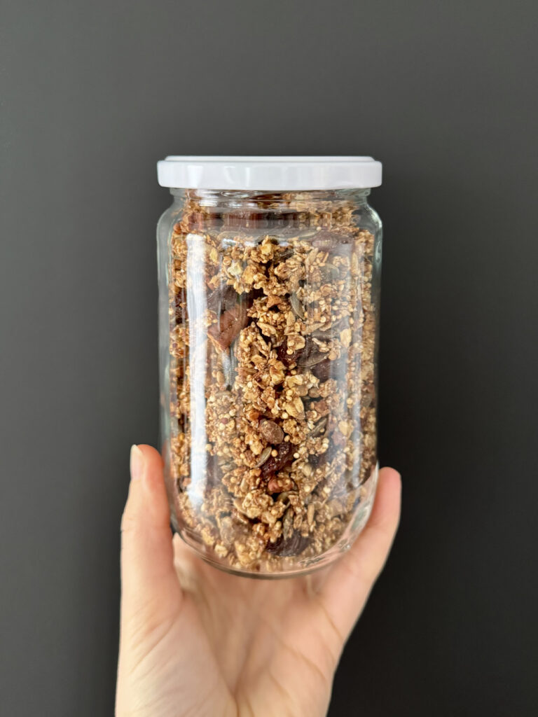 Ik maak deze granola regelmatig met een restje zuurdesemstarter: discard of actief, beide werken goed. Het zorgt voor een subtiele, complexe smaak en mooie crunchy brokken. Door langzaam te bakken en in de oven te laten afkoelen, krijg ik elke keer weer de perfecte structuur. En met wat rozijnen of andere variaties erbij, heb ik altijd een lekker en voedzaam ontbijtje in huis.