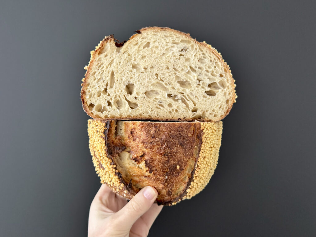 Maïs zuurdesembrood is een goudgeel, lichtzoet brood met een zacht kruim en een knapperige korst. Door de combinatie van tarwebloem en decor maïs krijg je een goede balans tussen elasticiteit en smaak. Dankzij een lange koude rijs ontwikkelt het brood extra veel smaak en karakter. Rol het deeg door decor maïs voor een prachtige, rustieke afwerking.
