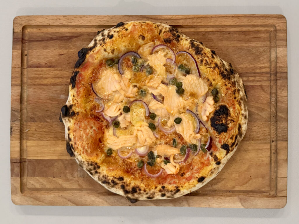 Dit recept voor zuurdesem pizzadeeg geeft een knapperige, luchtige bodem met een diepe smaak dankzij een lange koude fermentatie. Door bloem tipo 00 te combineren met semolina krijg je een stevige maar toch luchtige structuur. Deegplanning en technieken zoals autolyse en stretch & folds maken het toegankelijk voor elke thuisbakker. Bakken doe je op hoge temperatuur voor een krokante korst en goed gebakken bodem.