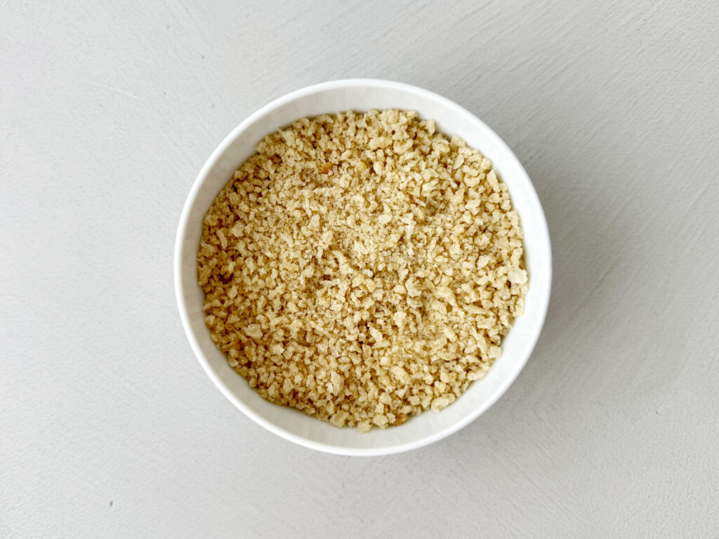 Zelf panko maken van zuurdesembrood levert luchtig kruim op met extra smaakdiepte. Perfect om resten wit desembrood te verwerken. Het ideale brood heeft een lage hydratatie en een stevige, luchtige kruim. Door het brood grof te malen en langzaam te drogen op lage temperatuur, behoud je de lichte kleur en knapperige structuur. Deze panko is lang houdbaar en breed inzetbaar in zowel hartige als zoete gerechten.