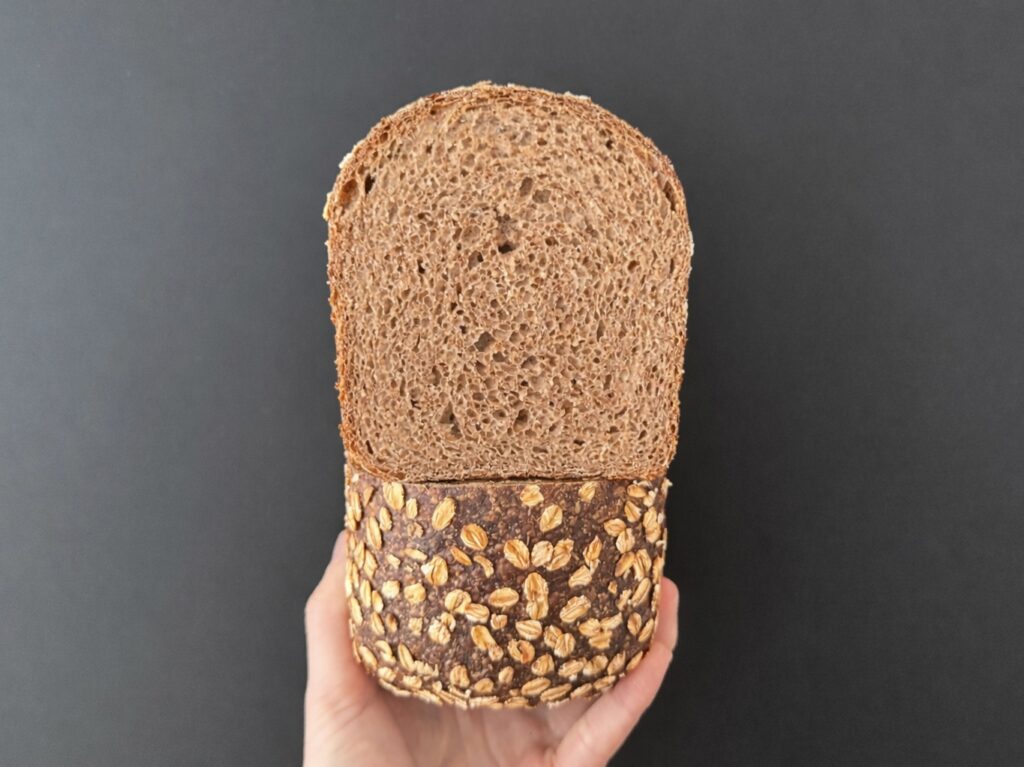 Dit volkoren tarwe en spelt brood is een voedzaam zuurdesembrood met een volle smaak en een zachte maar stevige kruim. Door te werken met een stijve starter en de aliquot methode krijg je meer controle over fermentatie en het juiste moment van vormen. Spelt is kwetsbaar, dus het is belangrijk om het deeg niet te overwerken en vooral met rust en stretch and folds te werken. Na een nacht in de koelkast en bakken tot een kerntemperatuur van 99 graden krijg je een stabiel en smaakvol brood.